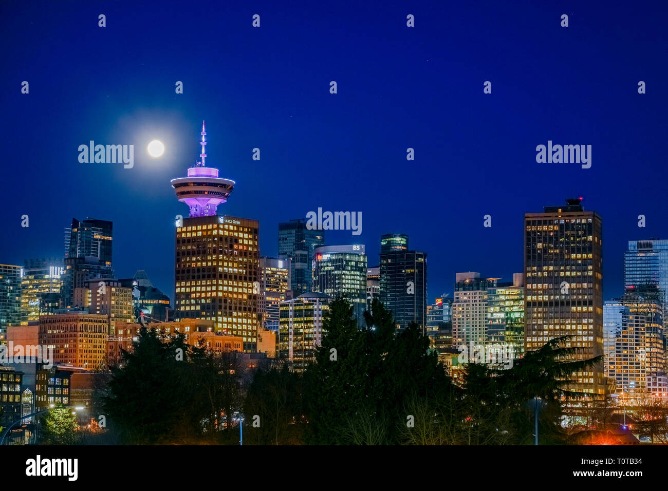 Harbour Center Tower und Vancouver Skyline bei Nacht, Vancouver, British Columbia, Kanada Stockfoto