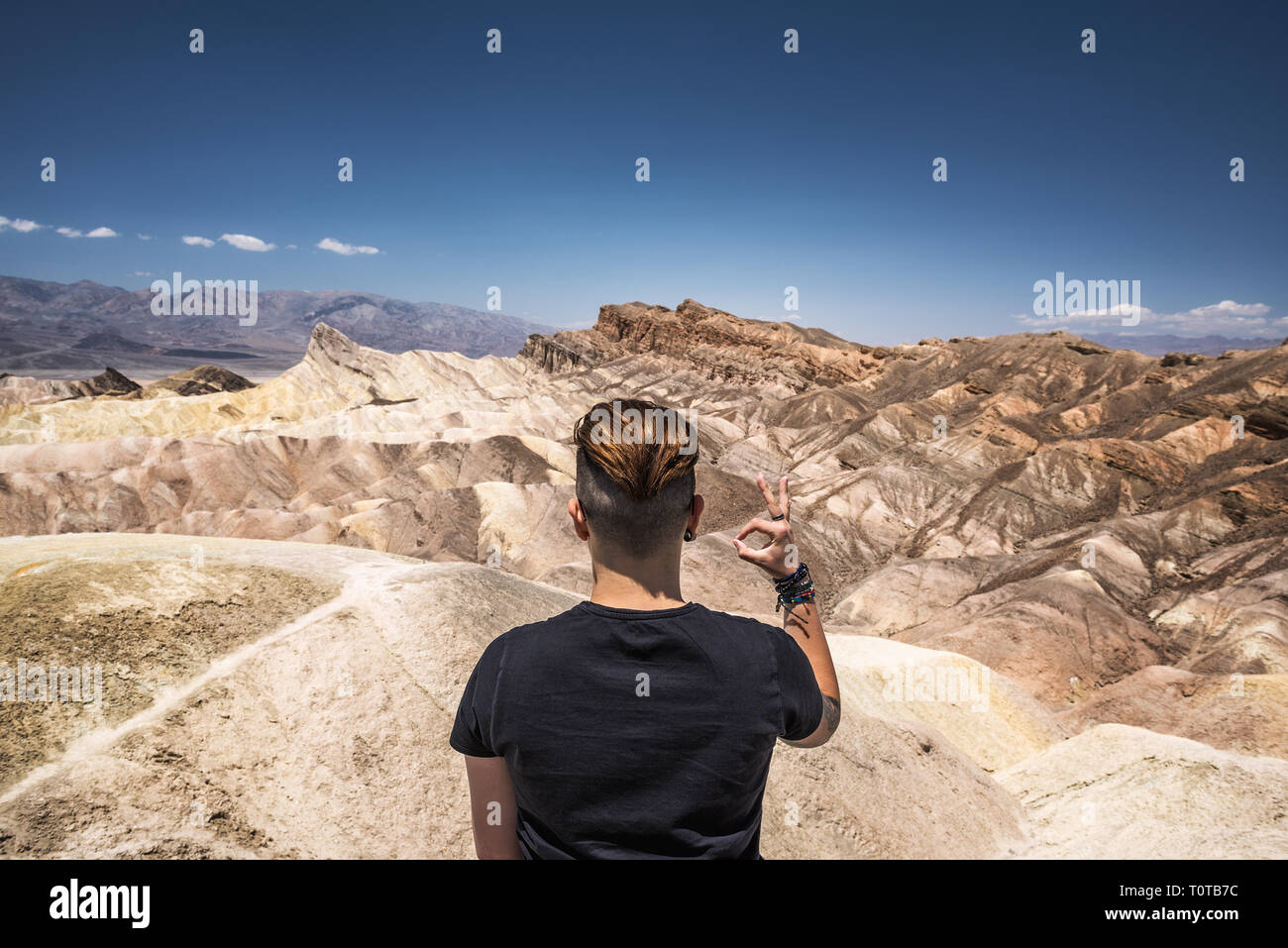 Death Valley und ein Besucher tun Okay Geste mit seiner Hand Stockfoto