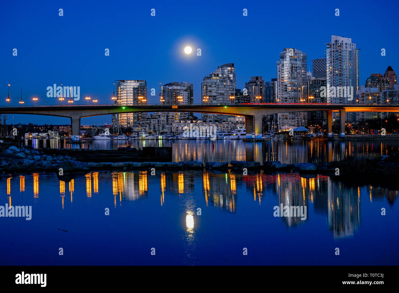 Cambie Brücke und Yaletown Condos Skyline, Vancouver, British Columbia, Kanada Stockfoto