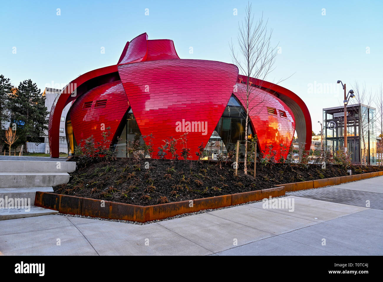 Ungewöhnliche architektonische Coffee Shop Pavillon, der Rote Blütenblatt am Emily Carr Hochschule für Kunst und Design, Vancouver, British Columbia, Kanada Stockfoto