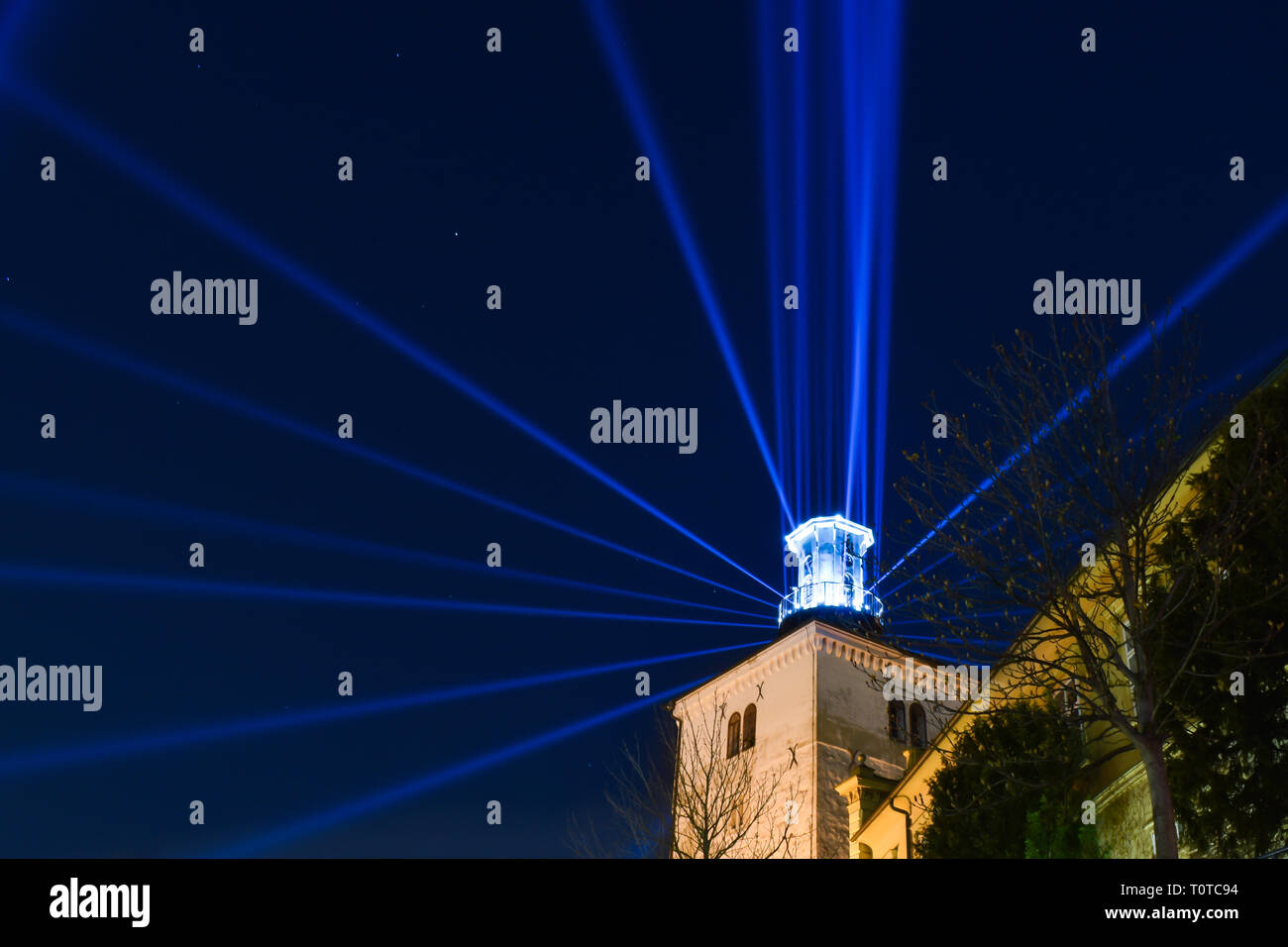 Lotr1eak-Turm in Zagreb, Kroatien während des Festival of Lights. Leuchtturm mit blauen Lichtstrahlen in den Nachthimmel. Stockfoto