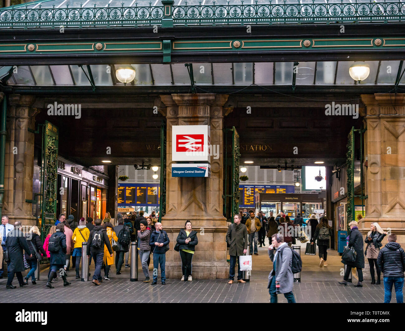 Pendler, die zu Fuß durch die viktorianischen Eingang der Hauptbahnhof von Glasgow, Schottland, Großbritannien Stockfoto