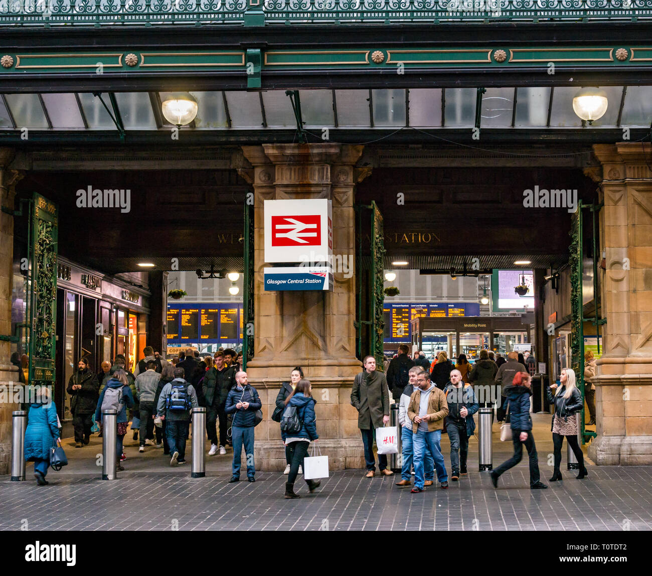 Pendler, die zu Fuß durch die viktorianischen Eingang der Hauptbahnhof von Glasgow, Schottland, Großbritannien Stockfoto