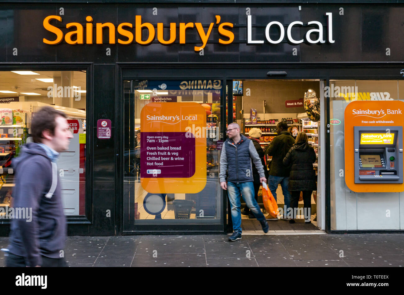 Menschen, die in und aus Sainsbury's lokalen Lebensmittelgeschäft, Argyle Street, Glasgow, Schottland, Großbritannien Stockfoto