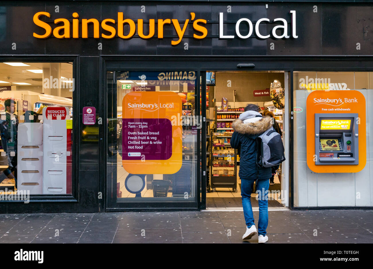 Mann in Sainsbury's lokalen Lebensmittelgeschäft gehen, Argyle Street, Glasgow, Schottland, Großbritannien Stockfoto