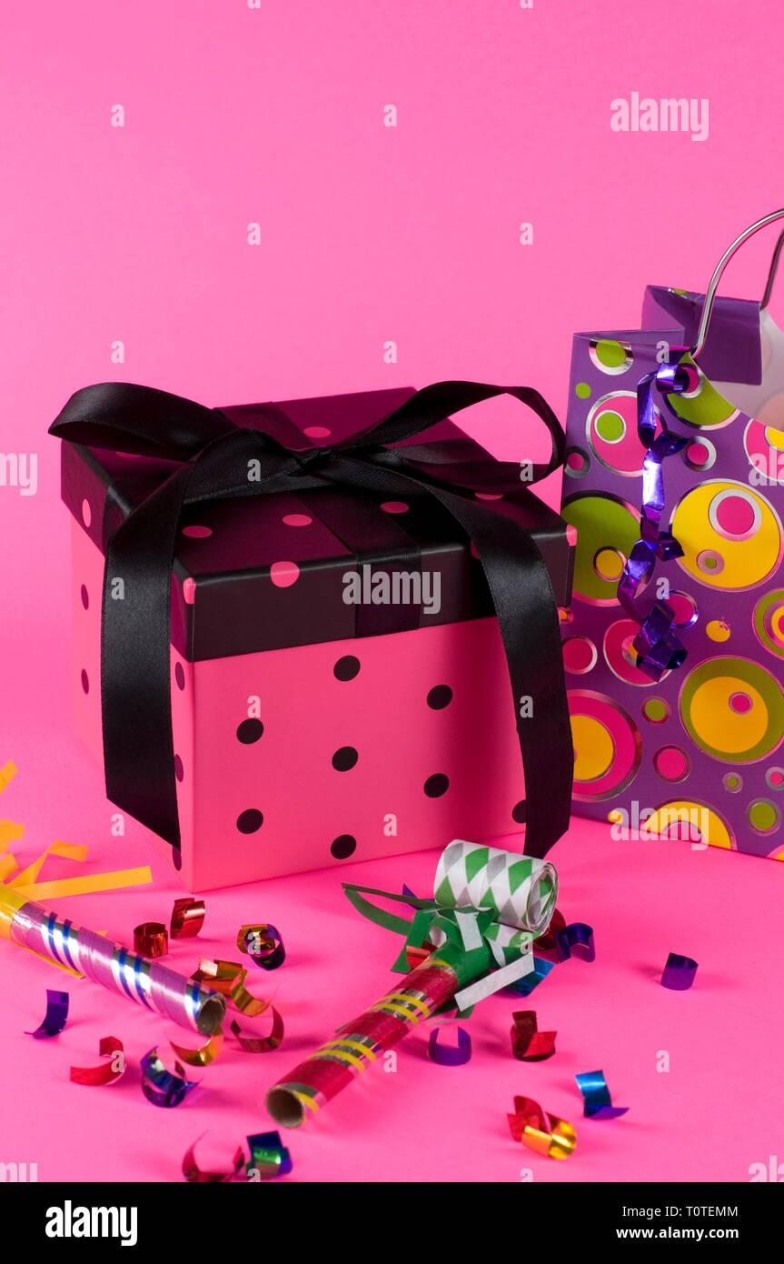 Geburtstag Geschenk und Blasen Pfeifen auf rosa Hintergrund Stockfoto