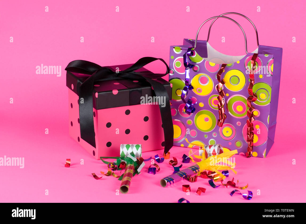 Geburtstag Geschenk und Blasen Pfeifen auf rosa Hintergrund Stockfoto