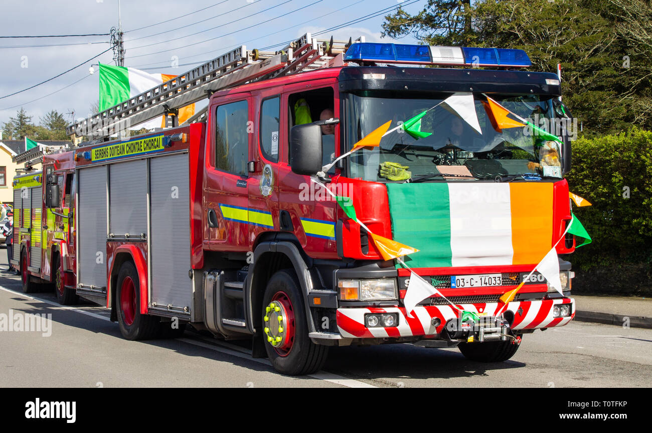 Fire Engine, die in der St. Patrick's Day Parade, die irische Trikolore Stockfoto