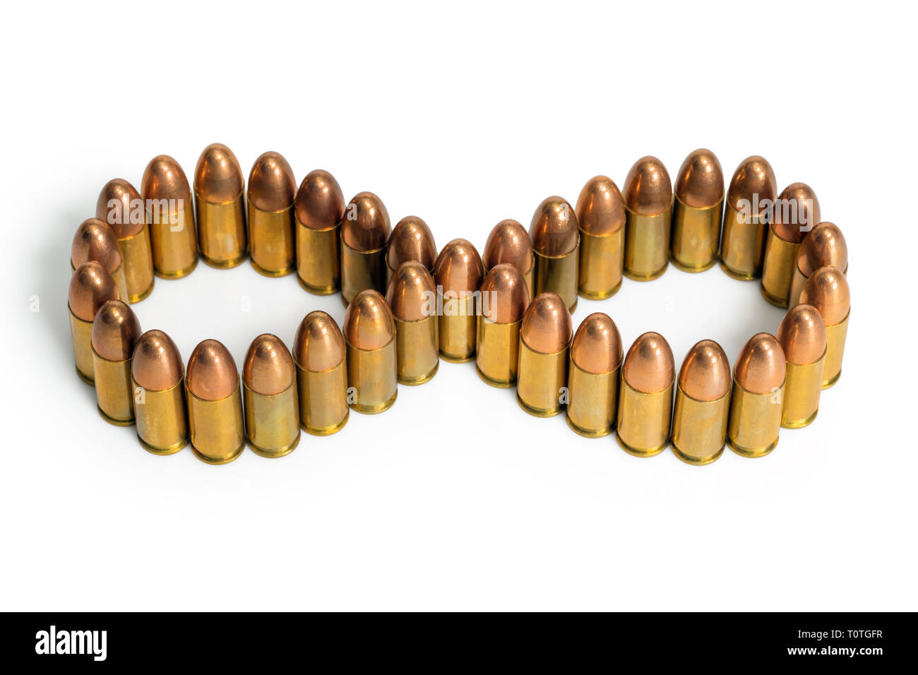 Unendlichkeitszeichen aus 9-mm-Pistole Kugeln auf weißem Hintergrund. Stockfoto