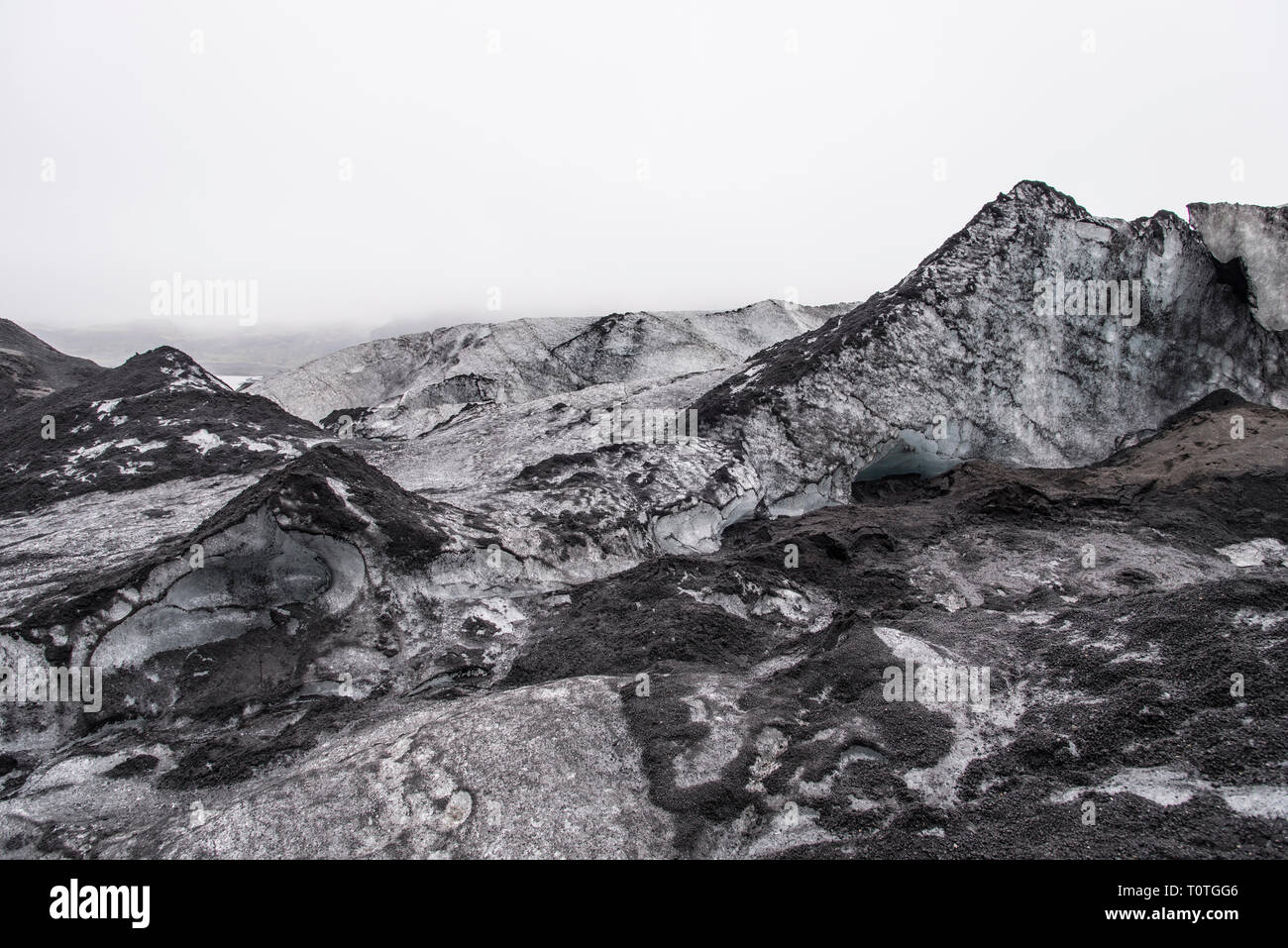 Sólheimajökull Gletscher in Island anzeigen Asche Pfähle auf dem Eis. Stockfoto