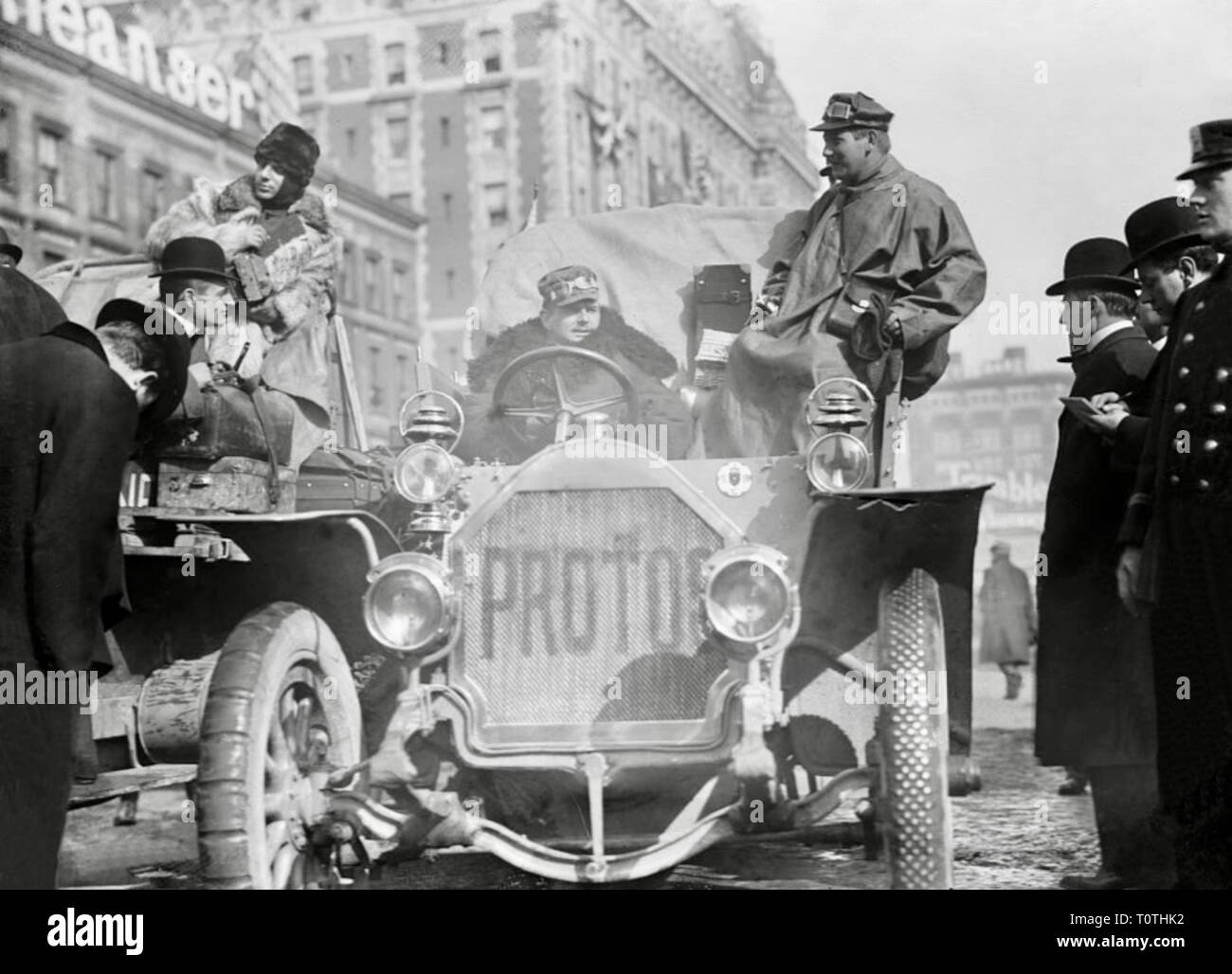 New York, Paris auto Rennen. Deutsche Fahrer Hans Koeppen in der Protos Auto, New York, 12. Februar 1908. Stockfoto