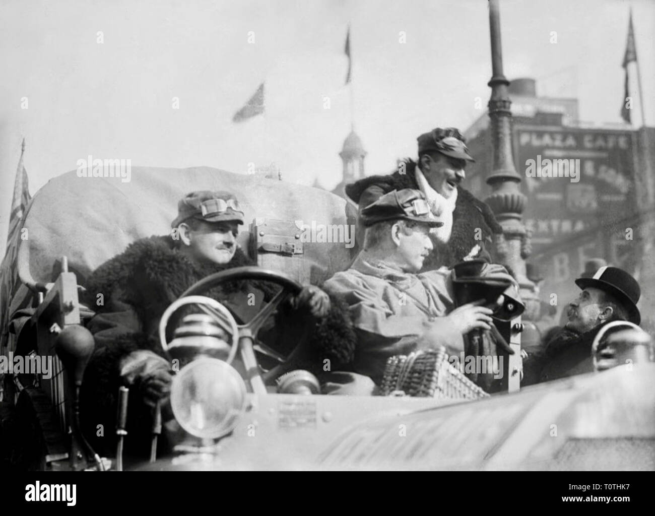 New York, Paris auto Rennen. Deutsche Fahrer Hans Koeppen in der Protos Auto, New York, 12. Februar 1908. Stockfoto