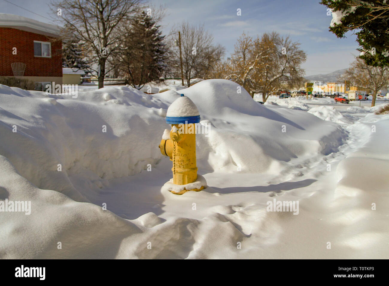 Um Hydranten auf den Straßen der kleinen Stadt USA, Helena, Montana geschaufelt Stockfoto