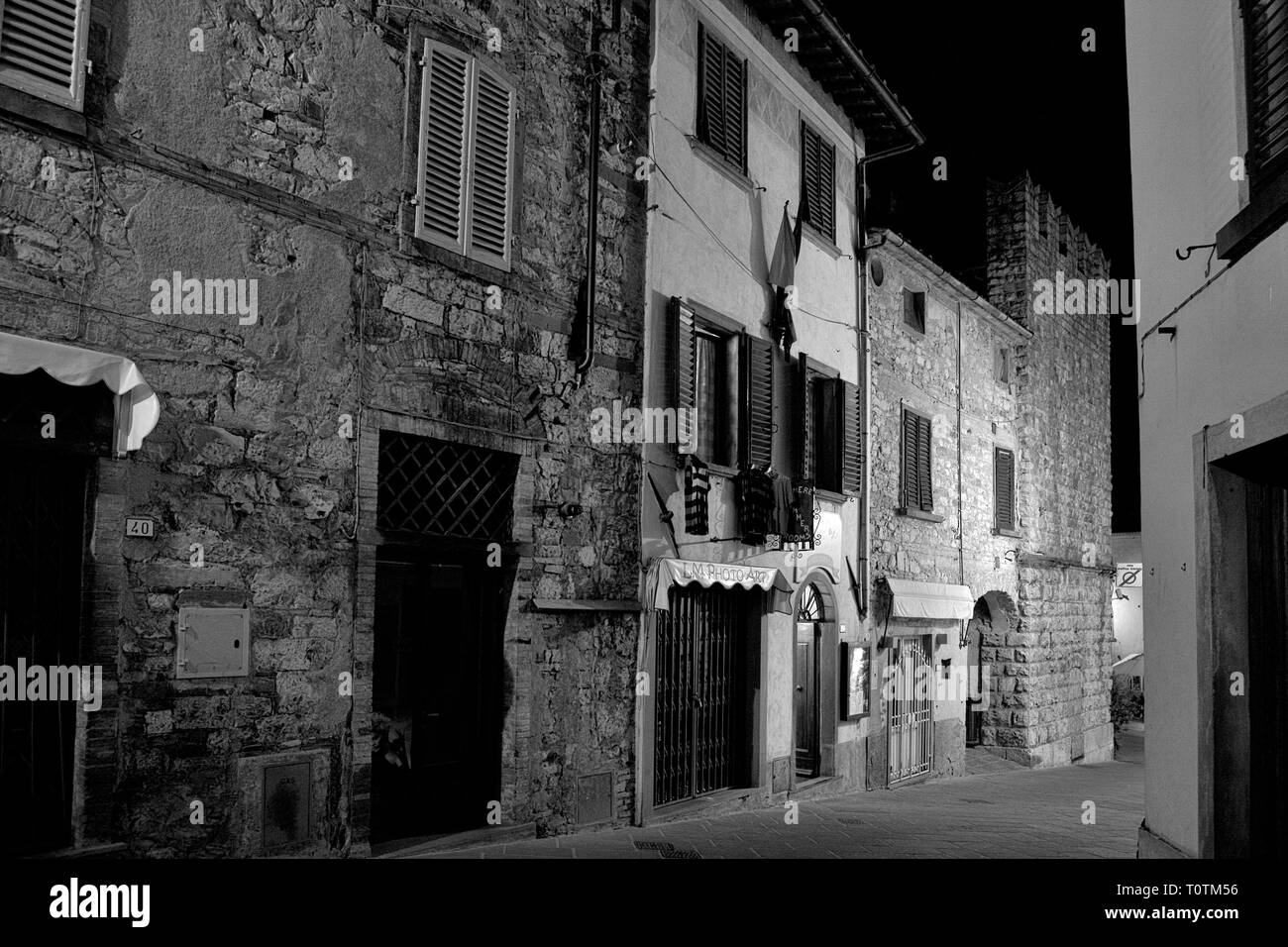 Via Roma in der Nacht, Radda in Chianti, Toskana, Italien. Schwarz und whtie Version Stockfoto