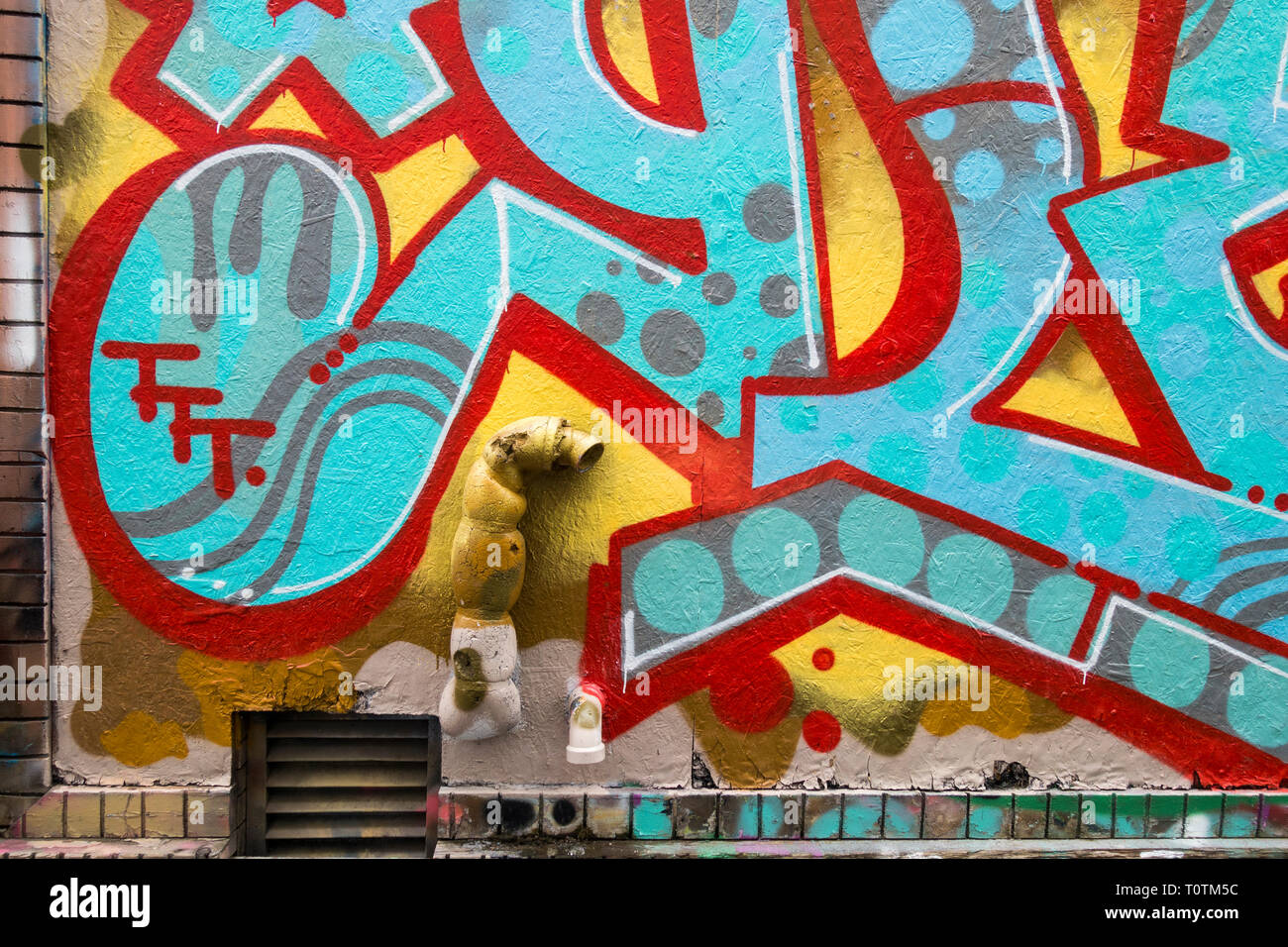 Eine große Anzahl von bunten Wandmalereien, die eine kleine touristische Attraktion haben in einem Bereich als Graffiti Gasse in Toronto Ontario Kanada bekannt geworden Stockfoto
