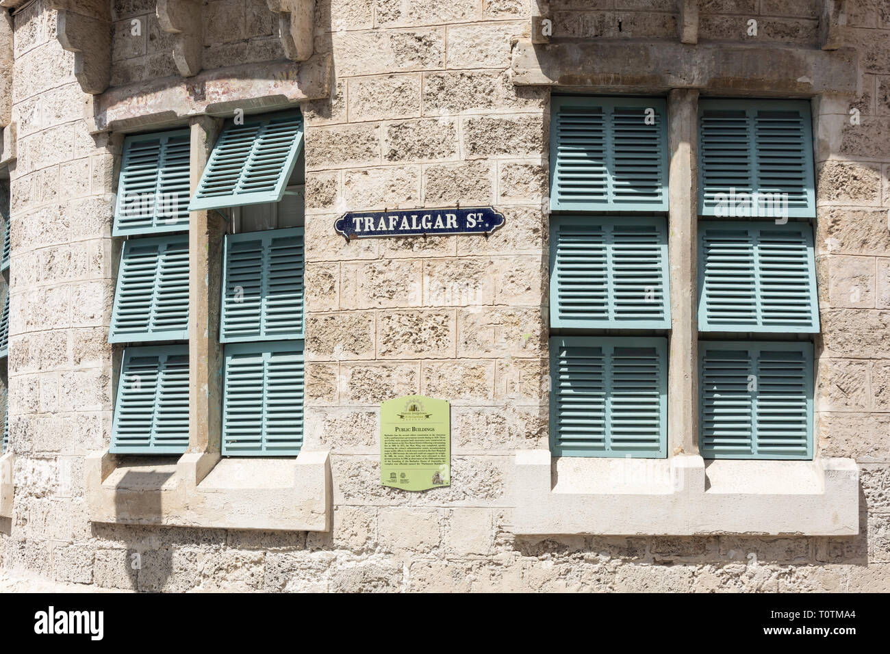 Fensterläden im Osten - Flügel des Parlaments Gebäude, National Heroes Square, Bridgetown, Pfarrei St. Michael, Barbados, Kleine Antillen, Karibik Stockfoto