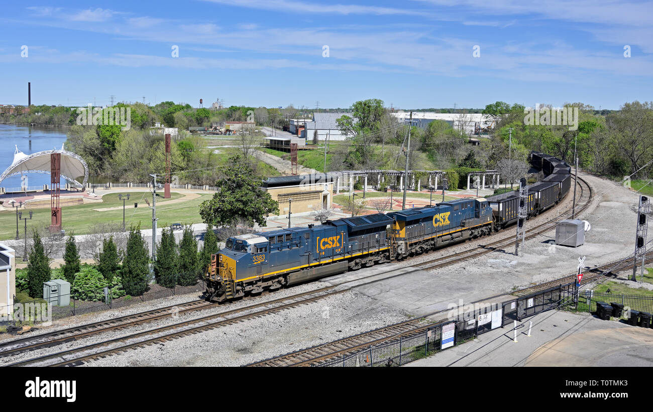 CSX Transport #3383, eine Evolution Serie GE ET 44 AH diesel-elektrische Lokomotive, ziehen einen kohlenzug in Montgomery Alabama, USA. Stockfoto