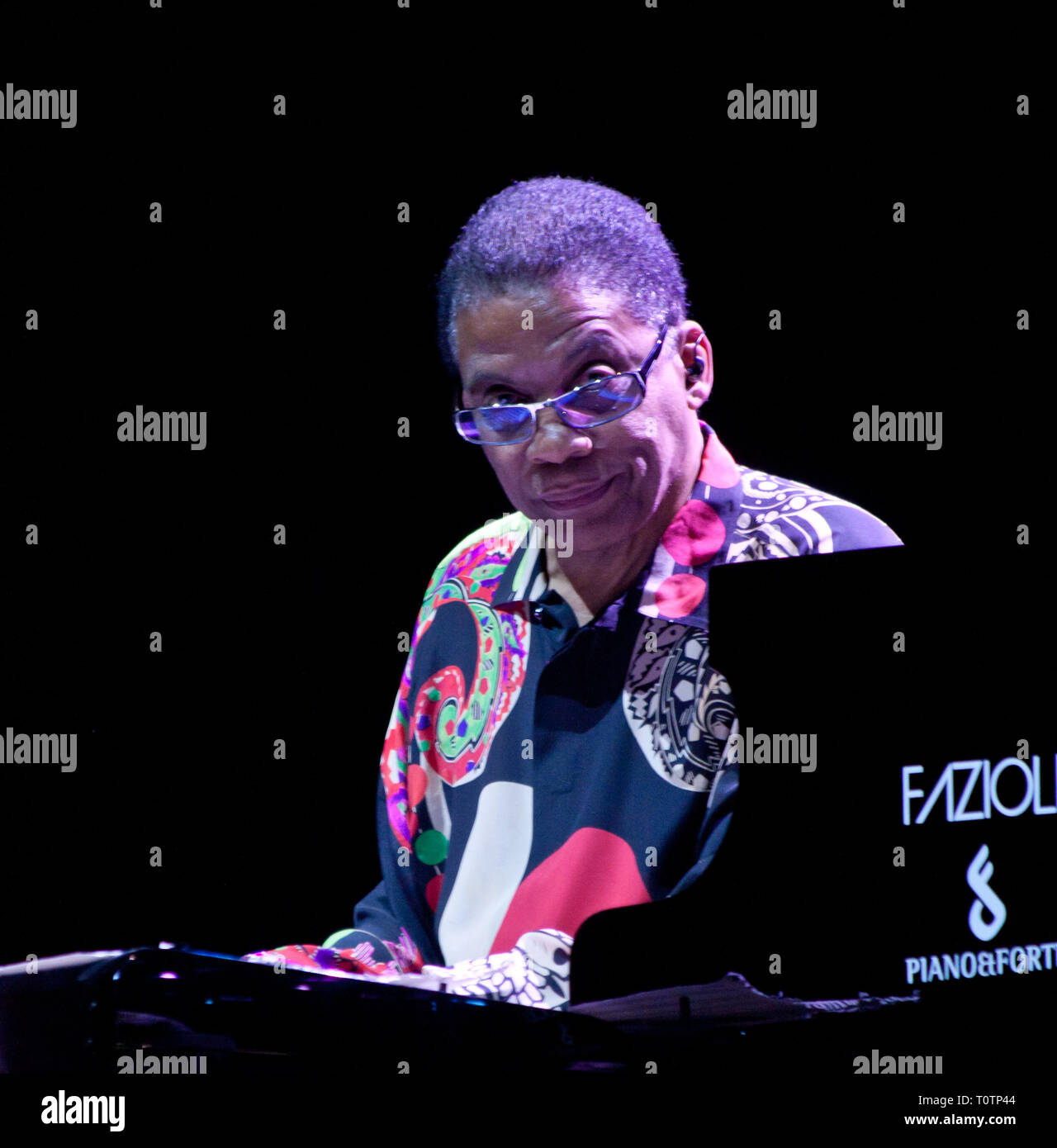 PERUGIA, ITALIEN - 9. Juli 2011 - Herbie Hancock spielt Klavier und Keyboards auf der Hauptbühne bei Umbria Jazz Festival - 9. Juli 2011 in Perugia, Italien Stockfoto