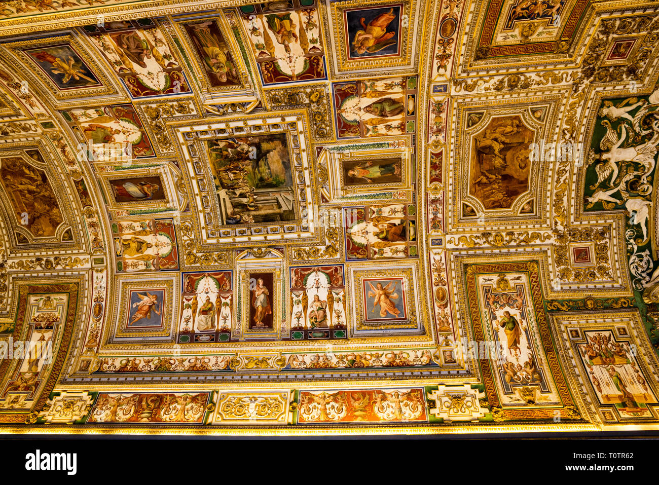 Gemalte gewölbte Decke der Kartengalerie in den Vatikanischen Museen, Vatikanstadt, Rom, Italien. Stockfoto