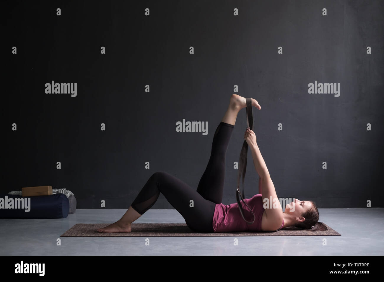 Frau Yoga Asana Supta padangusthasana oder stützende hand Zehengriff Stockfoto