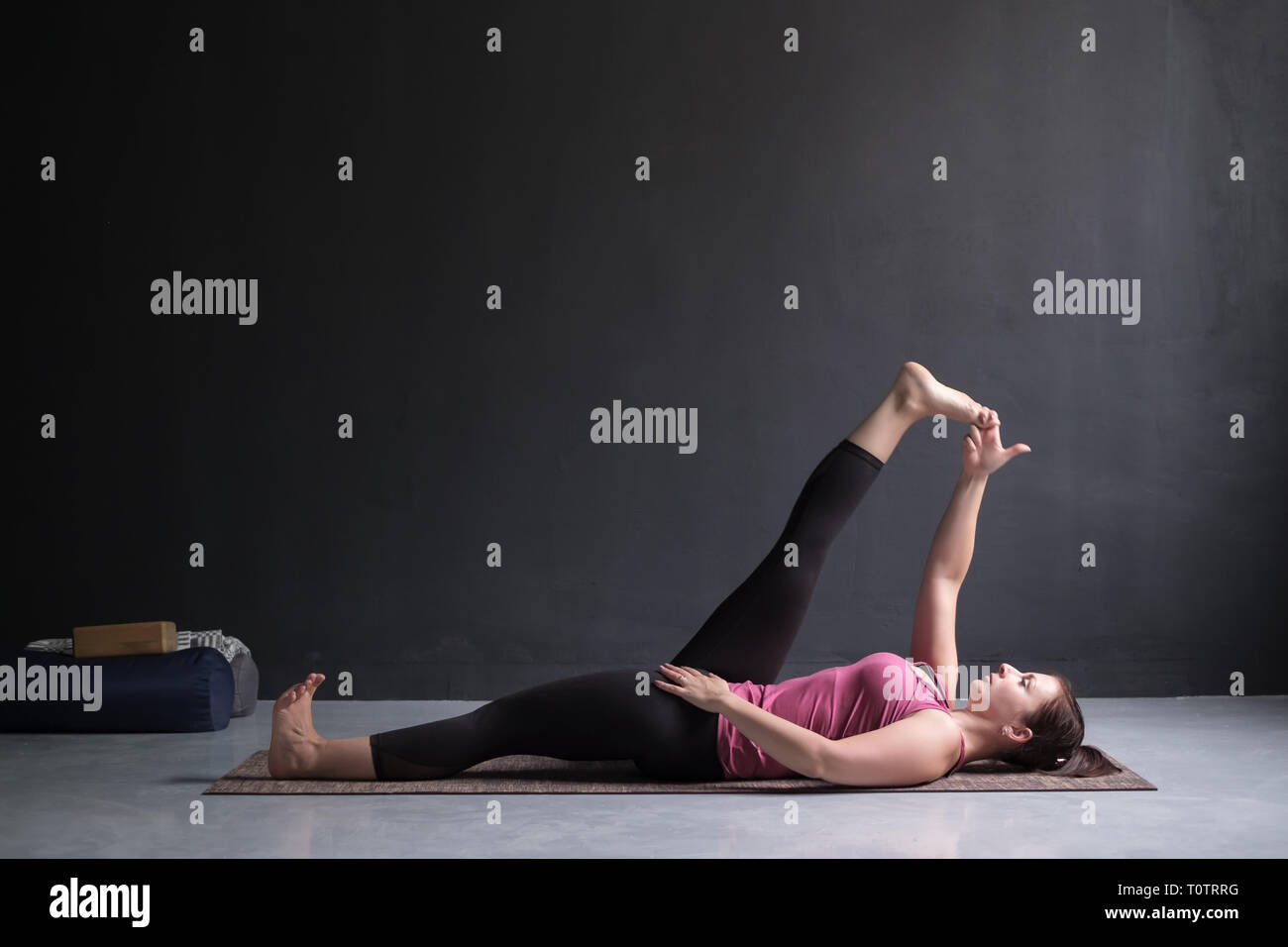 Frau Yoga Asana Supta padangusthasana oder stützende hand Zehengriff Stockfoto
