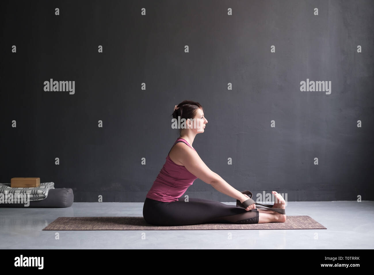 Frau Üben Yoga, Vorwärts sitzt Pose Bend Stockfoto