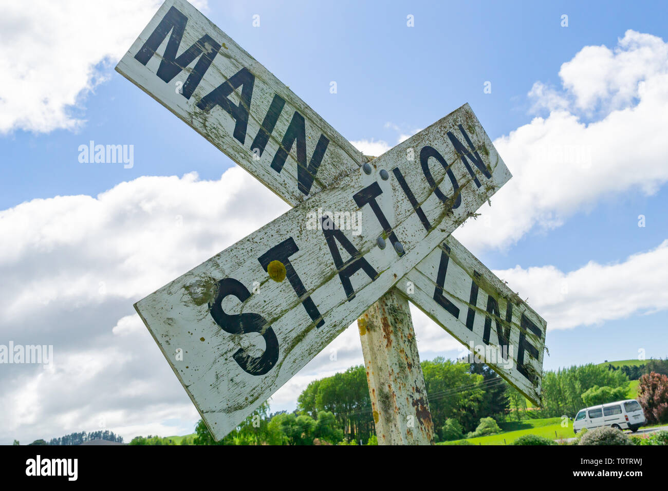 Alte Bahnübergang Schild Mainline Station. Stockfoto