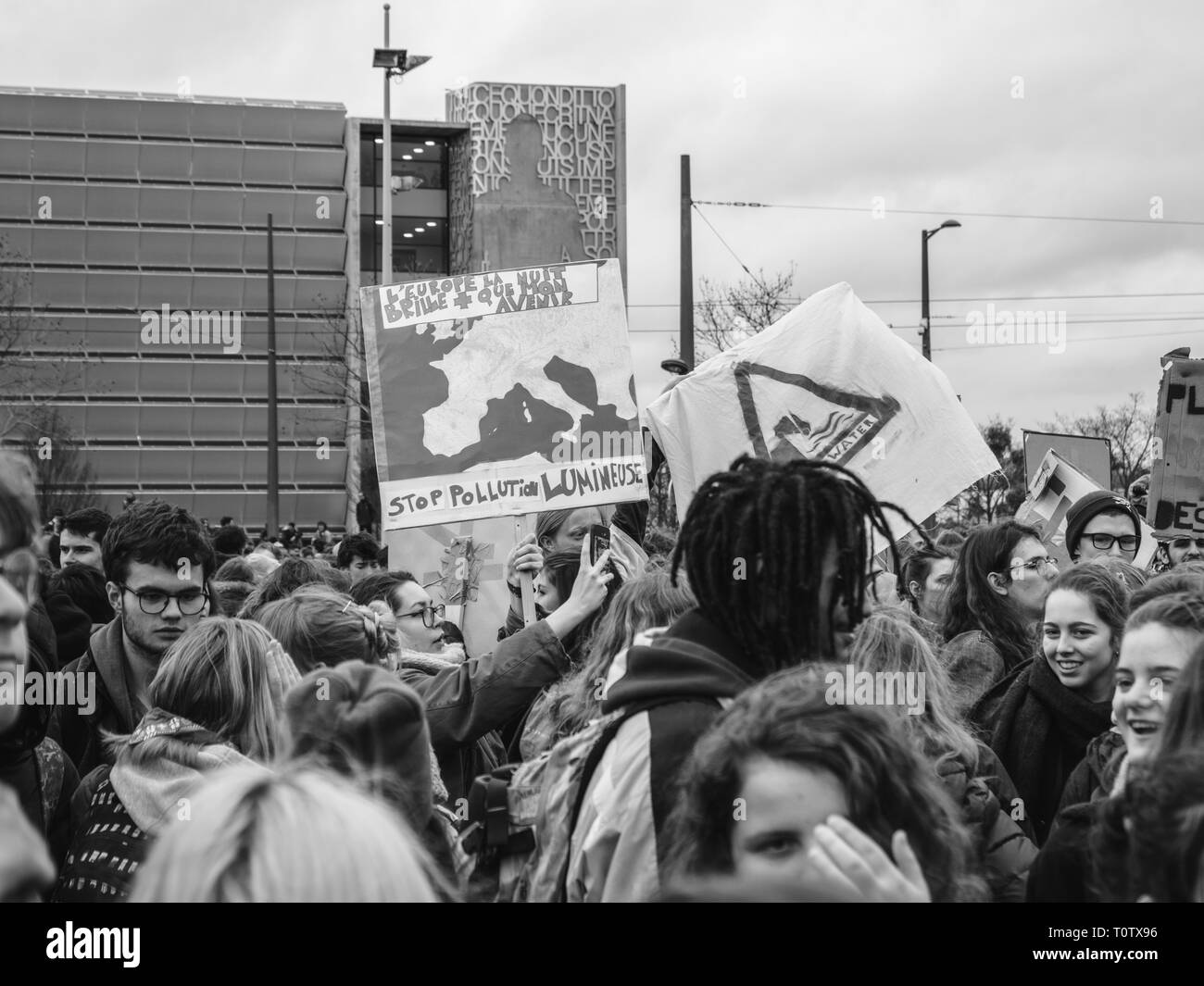 Straßburg, Frankreich - Mar 15, 2019: leichte Verschmutzung Plakat von Demonstranten in der Nähe von Europäischen Parlament während der Demonstrationen gegen den Klimawandel global Stoppen Stockfoto