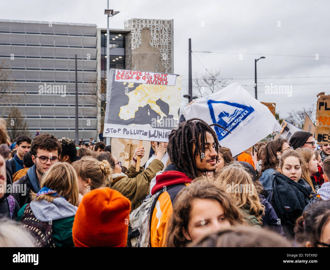 Straßburg, Frankreich - Mar 15, 2019: leichte Verschmutzung Plakat von Demonstranten in der Nähe von Europäischen Parlament während der Demonstrationen gegen den Klimawandel global Stoppen Stockfoto