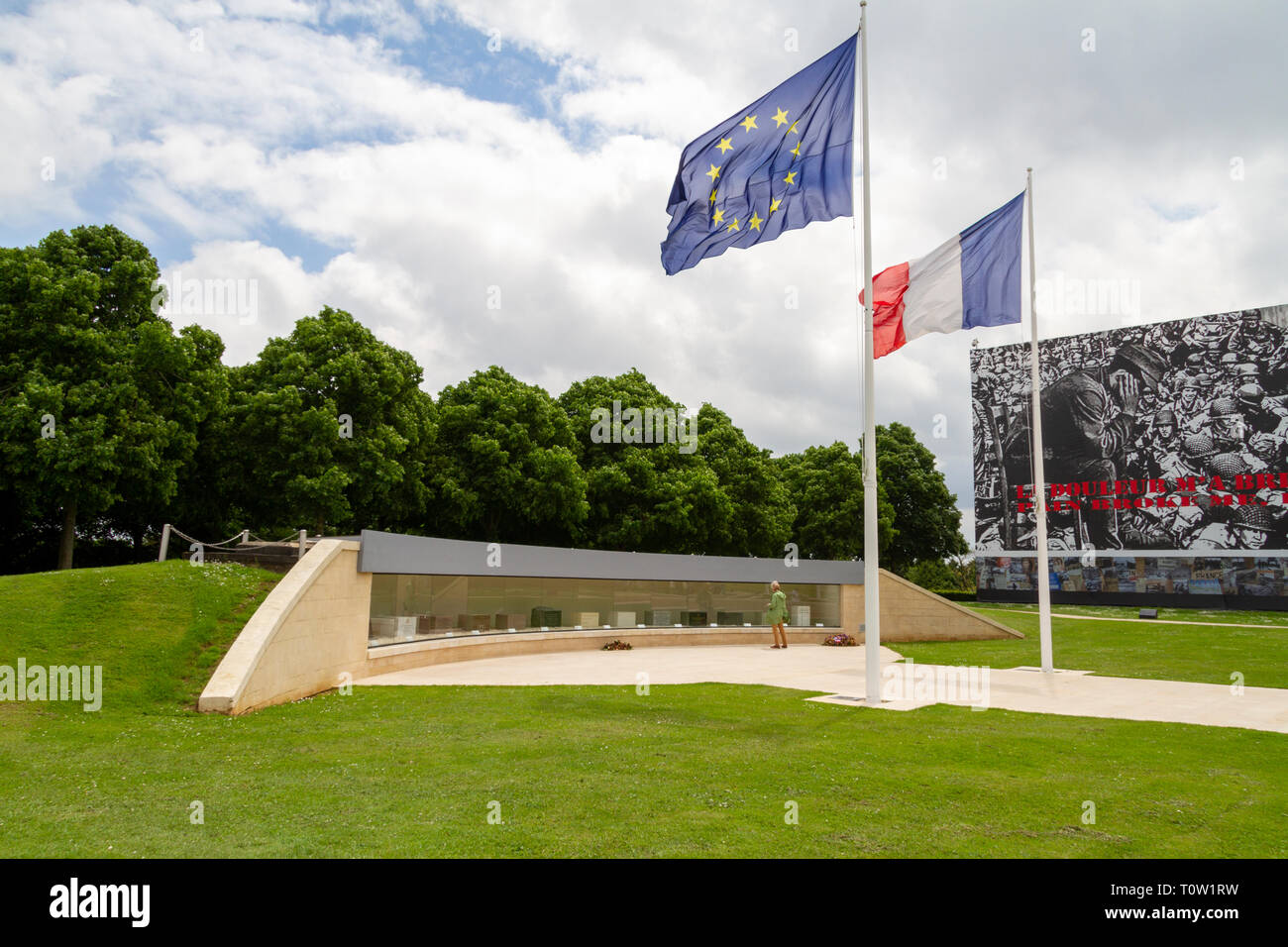 Internationale Gedenksteine außerhalb des Mémorial de Caen, Normandie, Frankreich. Stockfoto