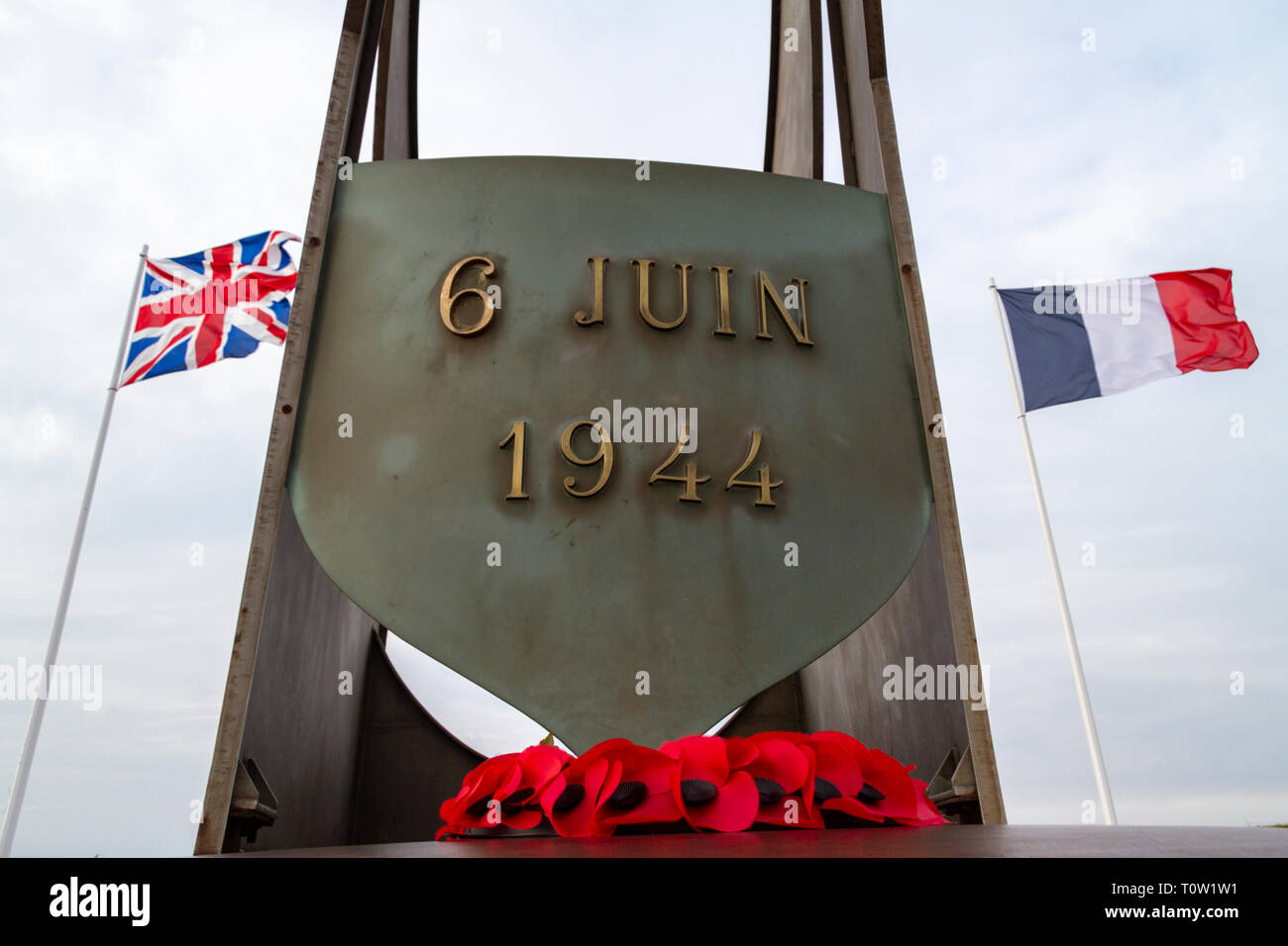 Ein Mohn Kranz unter der Kieffer Flamme Denkmal am Sword Beach, Cabourg, Normandie, Frankreich. Stockfoto