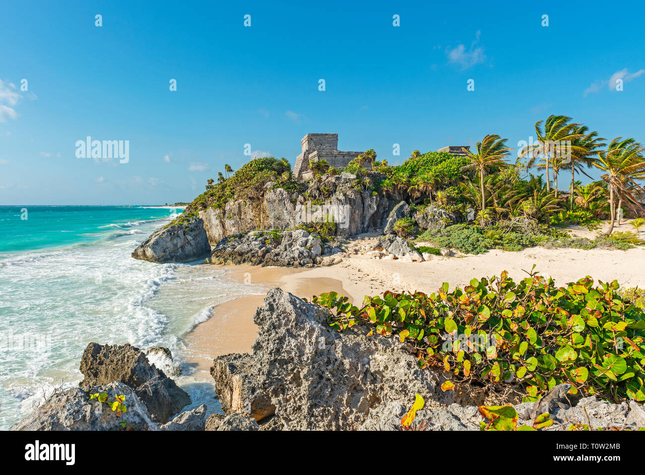 Die Maya Ruinen von Tulum mit seinen idyllischen Strand durch das Karibische Meer, Quintana Roo, Yucatan, Mexiko. Stockfoto