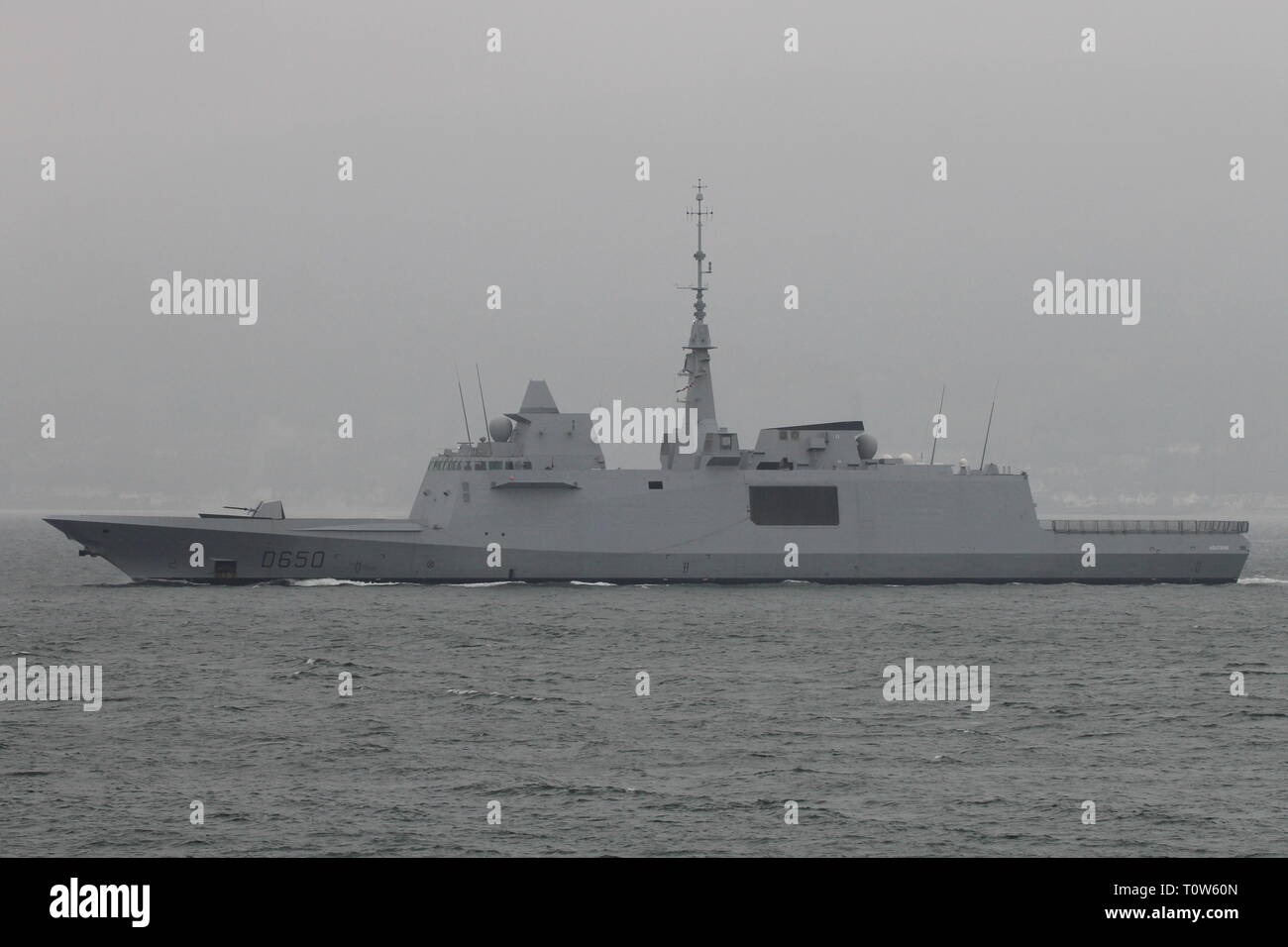 FS Aquitanien (D 650), eine Aquitaine - Zerstörer von der Französischen Marine betrieben, vorbei an Gourock zu Beginn der Übung gemeinsame Krieger 14-1. Stockfoto