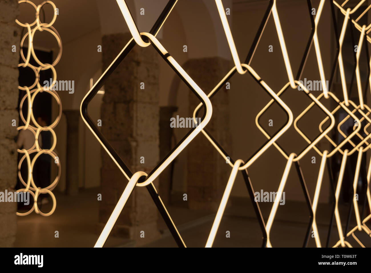 Große kreative Lichtinstallation im Showroom Stockfoto