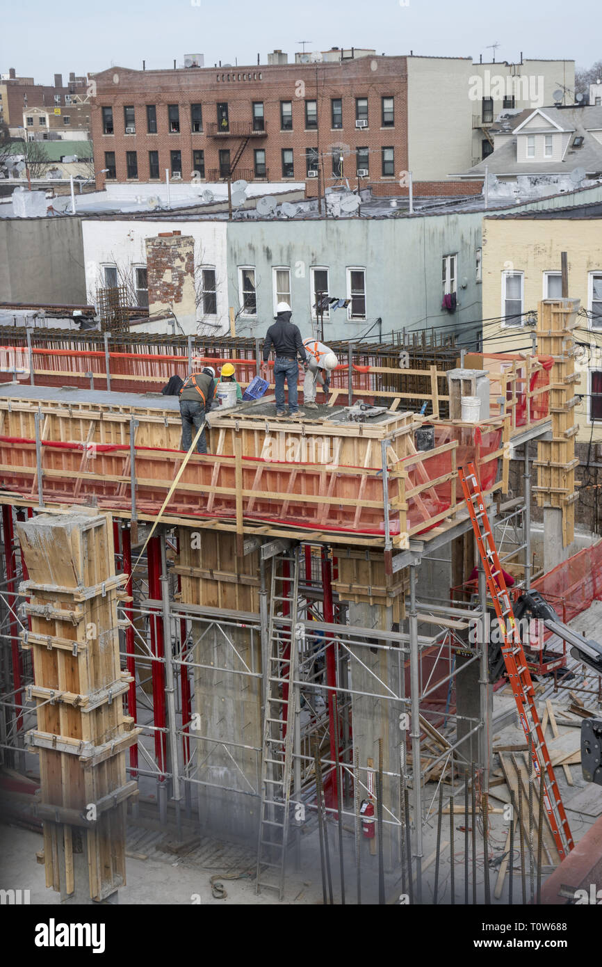 Neue Konstruktion ist eine konstante Anblick in Brooklyn, a nach Teil von New York City gesucht, um zu leben und zu arbeiten. Stockfoto
