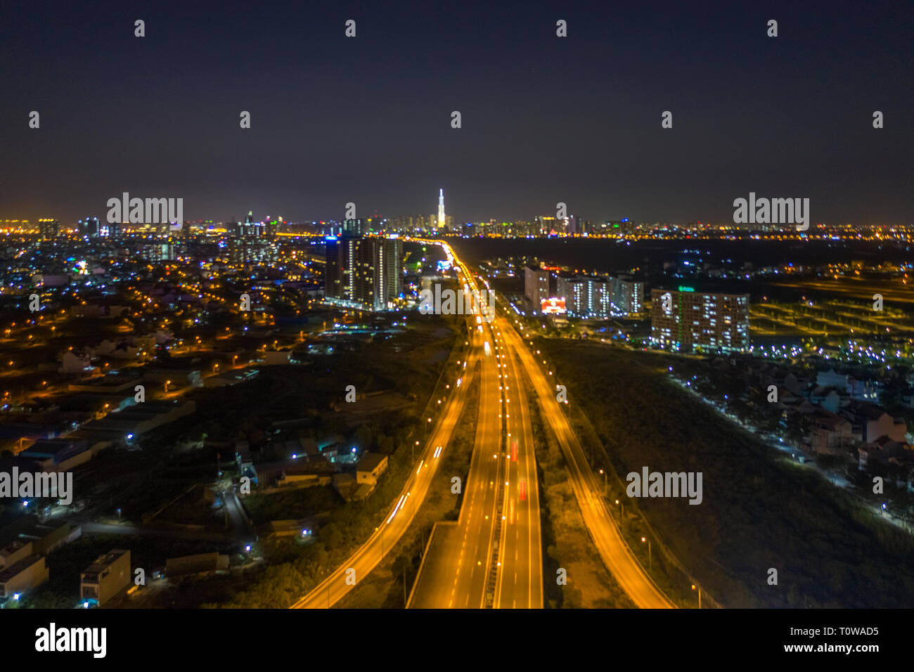 Ansicht von oben Luftbild von Long Thanh-Dau Giay Expressway Richtung Ho Chi Minh City, Vietnam. Blick vom Bezirk 2, mit entwickelten Verkehrssystem Stockfoto