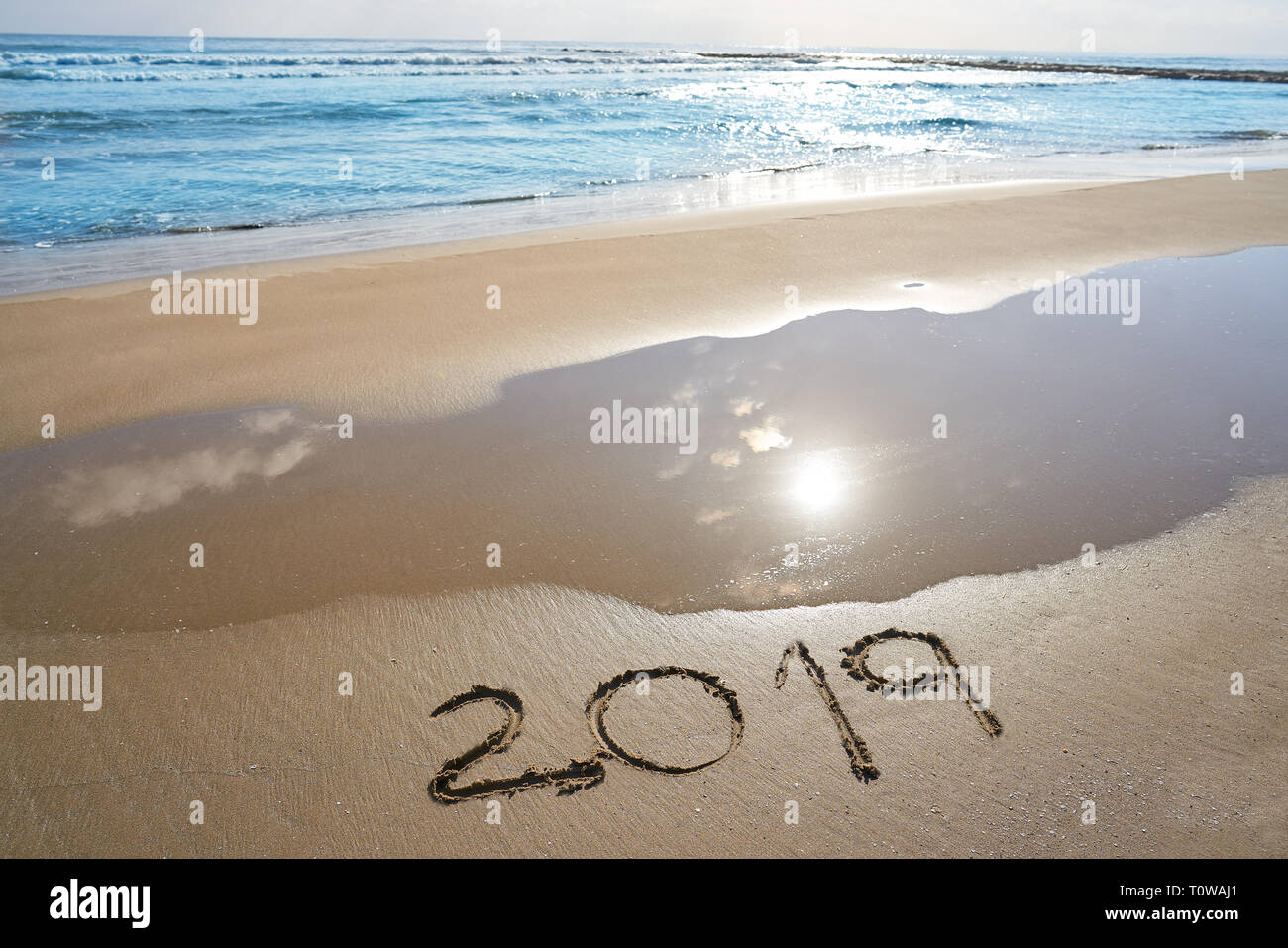 2019 Nummern Bann auf Strand Sand Ufer geschrieben Stockfoto