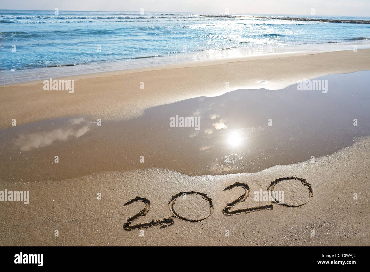Jahr 2020 zahlen Zauber auf Strand Sand Ufer geschrieben Stockfoto