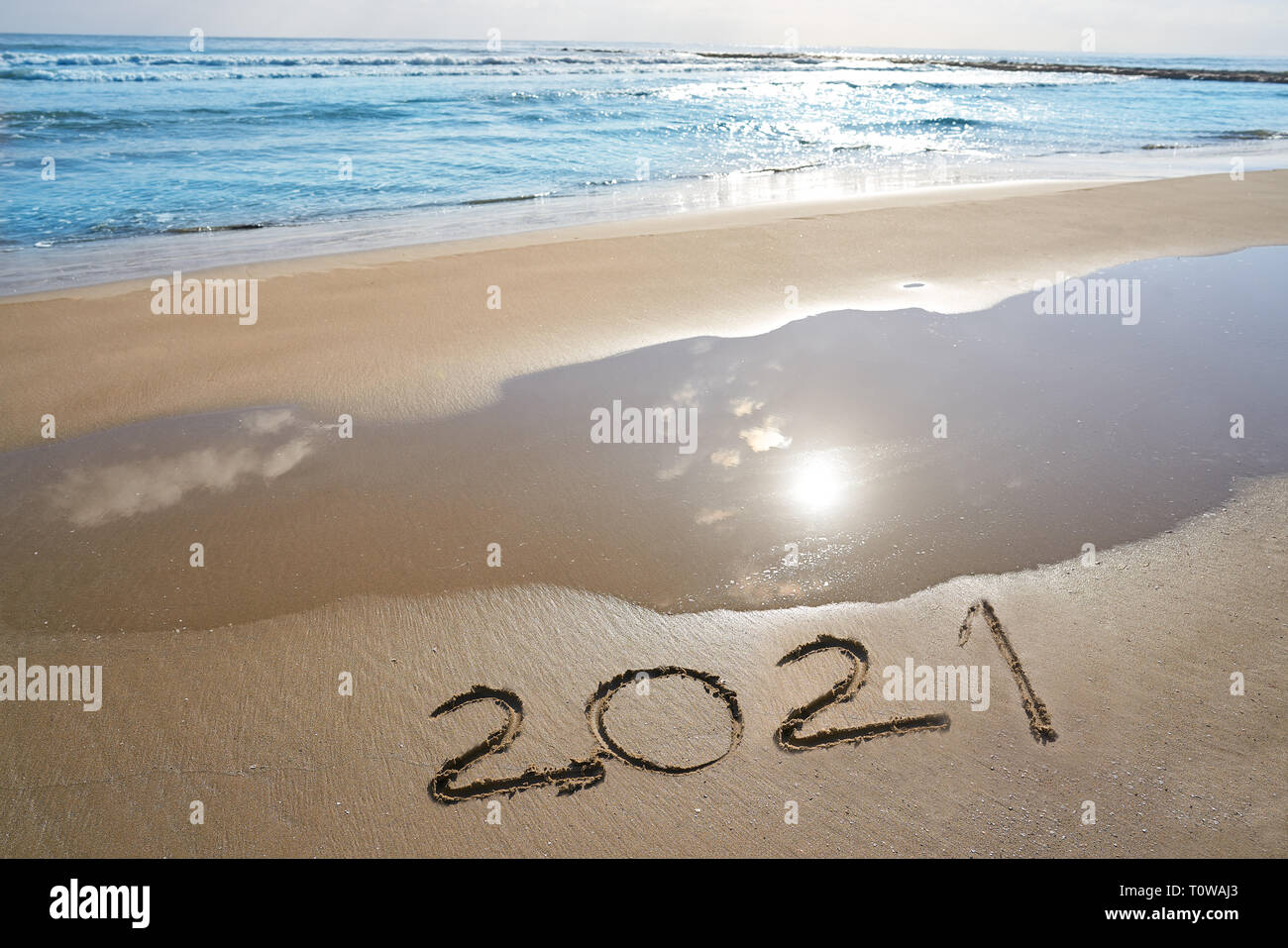 Jahr 2021 zahlen Zauber auf Strand Sand Ufer geschrieben Stockfoto