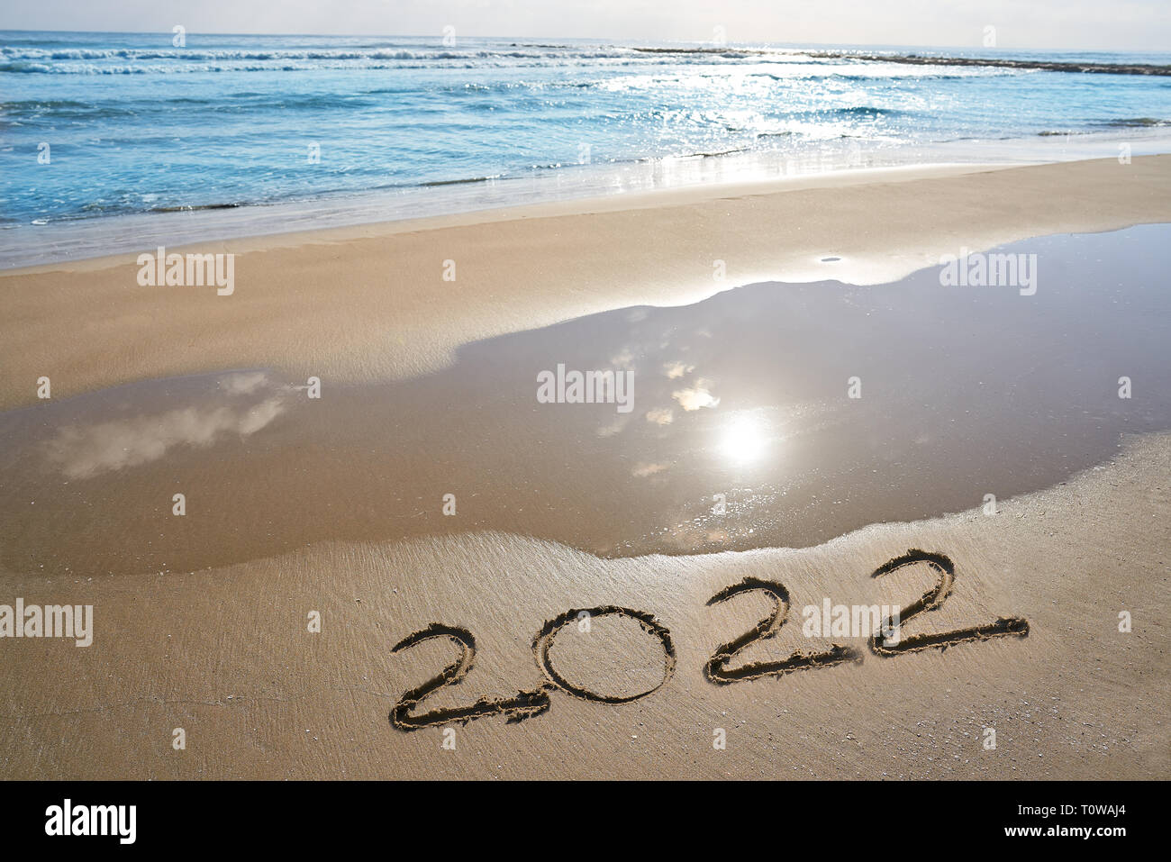 Jahr 2022 zahlen Zauber auf Strand Sand Ufer geschrieben Stockfoto
