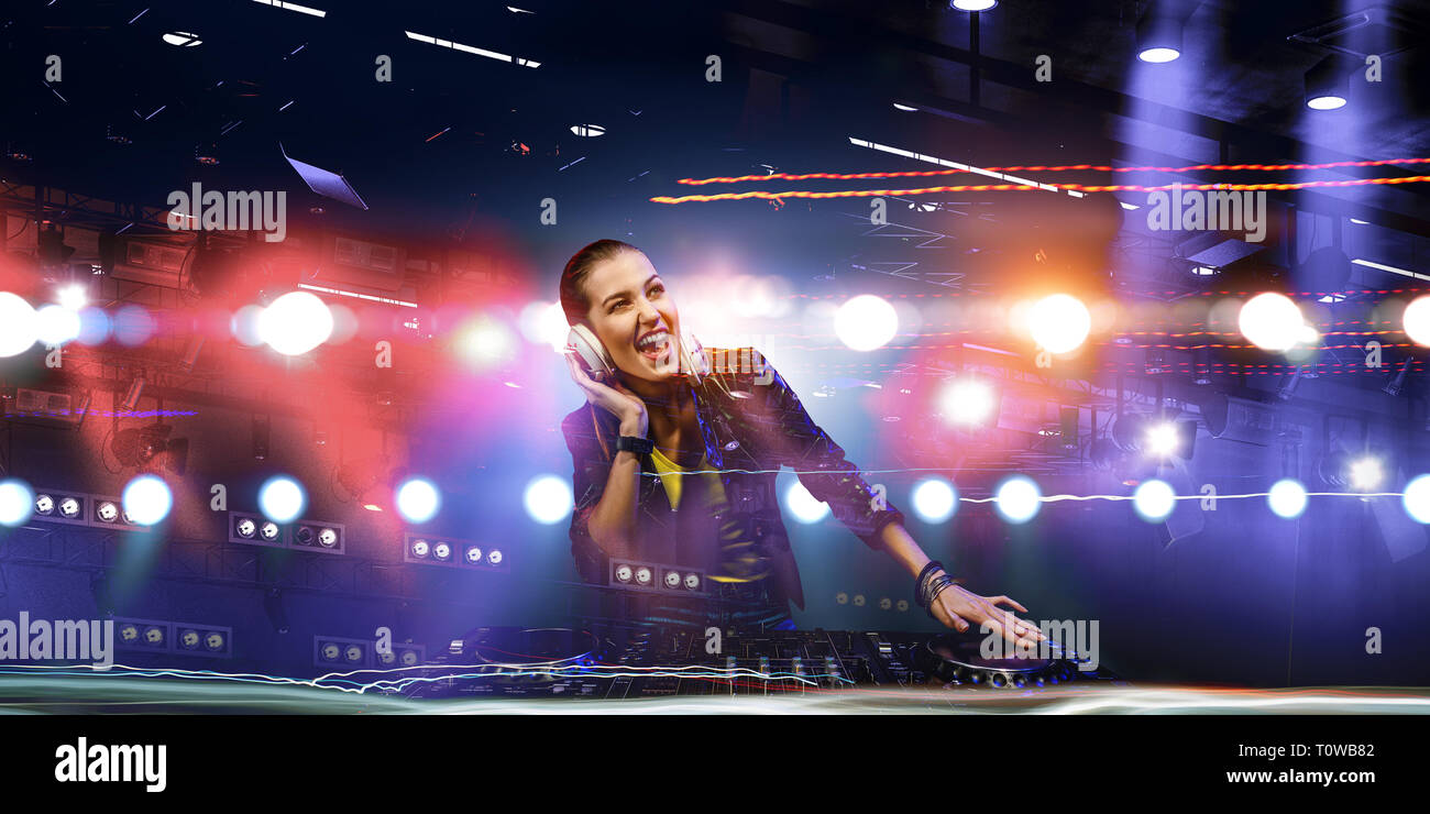 Weibliche dj in der Diskothek. Mixed Media Stockfoto