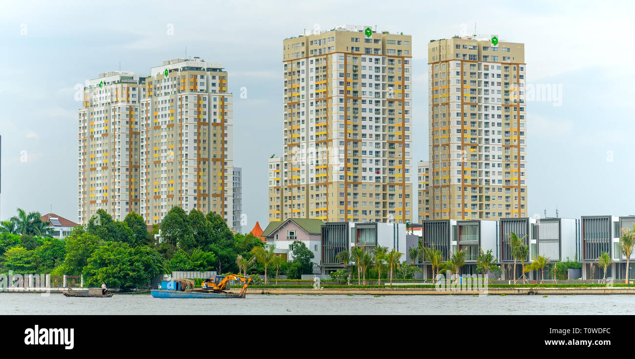 Architektur riverside Stadt mit Wolkenkratzern tausende von luxuriösen Apartments im Inneren, die städtische Wirtschaftsförderung Stadt Stockfoto
