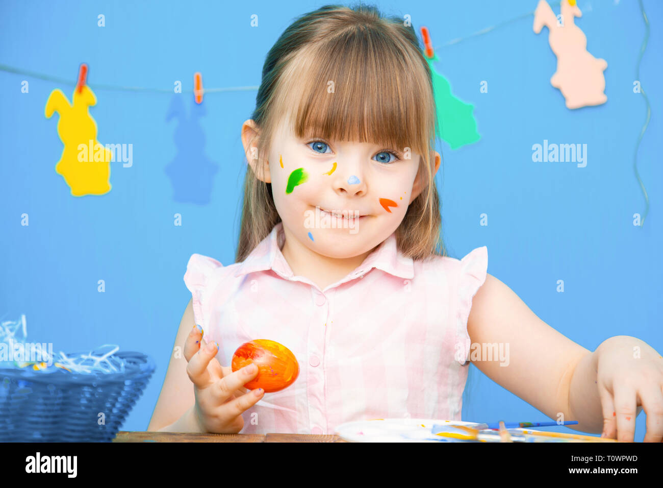 Nett lächelnden Mädchen malen bunte Ostereier Stockfoto