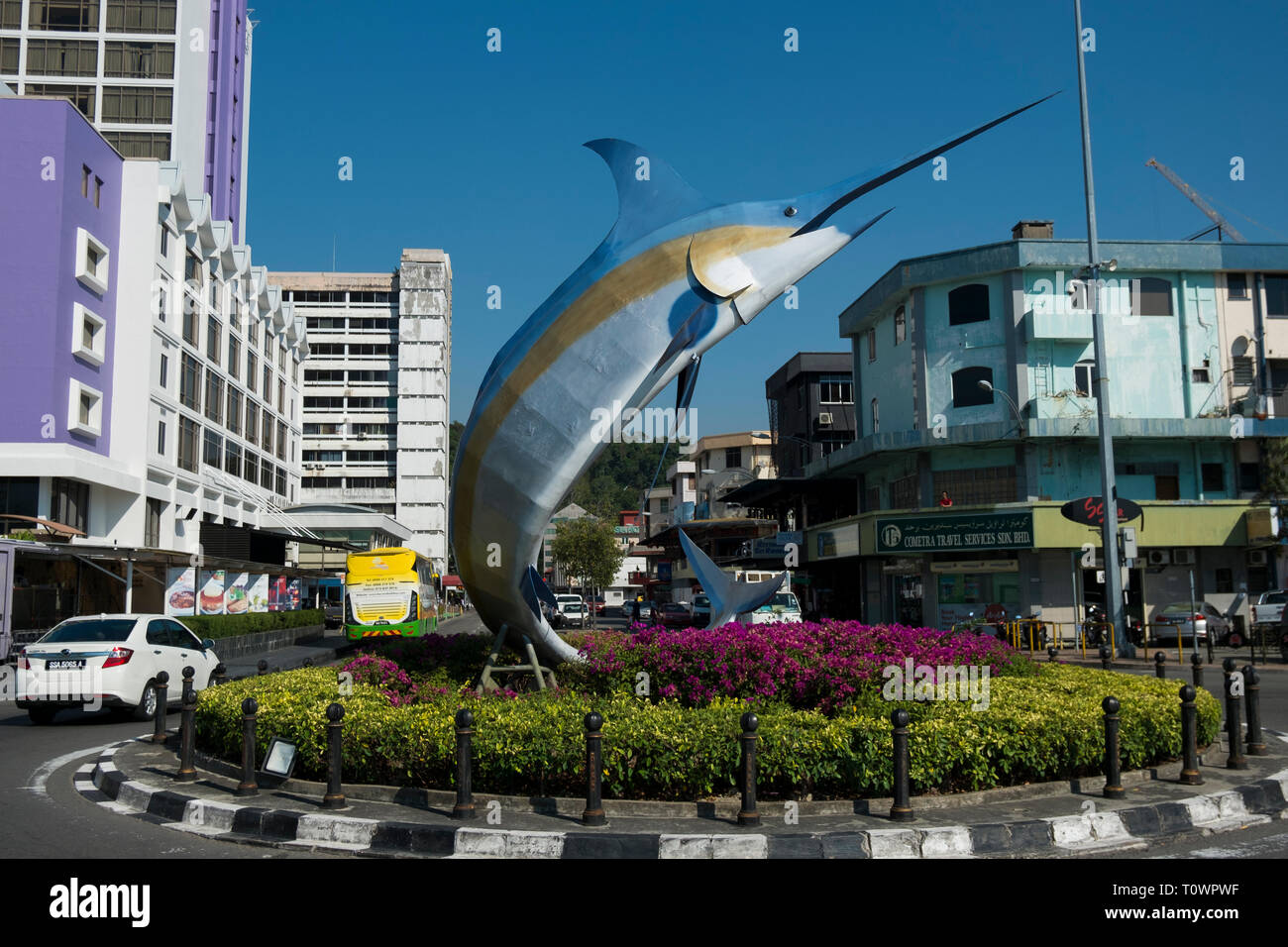 Ein großer Marlin statue markiert eine der größten Kreisverkehre in Kota Kinabalu, Sabah, Borneo, Malaysia. Stockfoto