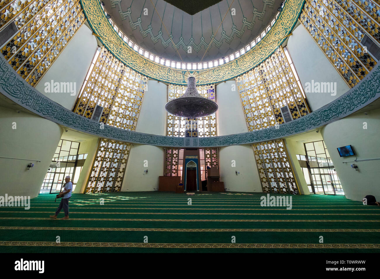 Die Sabah Staats Moschee in Kota Kinabalu, Sabah, Borneo, Malaysia. Innenansicht des großen, runden Raum. Stockfoto
