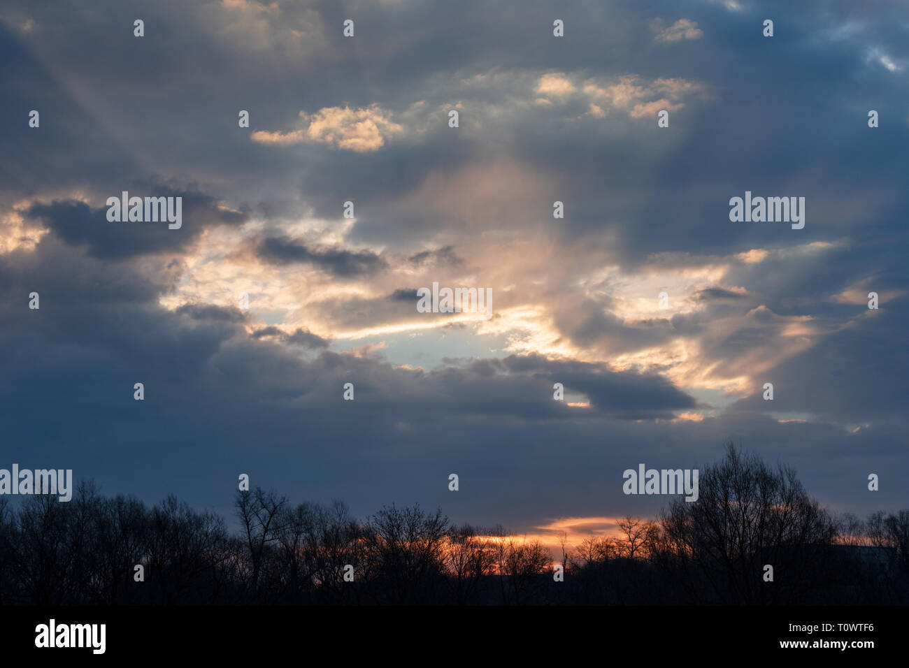 Sonnenuntergang Wolken am Himmel. Ein charmantes und schöner Moment. kopieren. Stockfoto