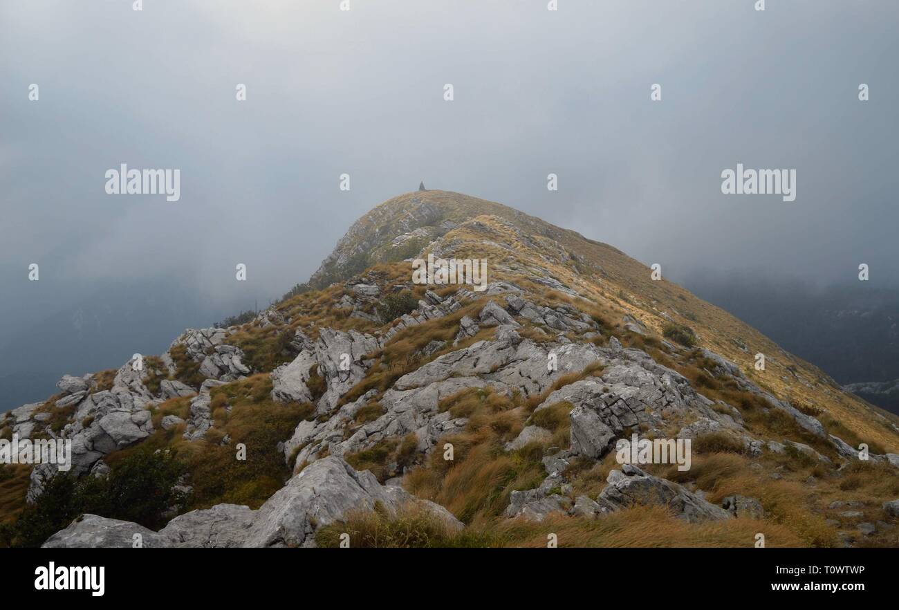 Sonnenstrahlen durch die Wolken brechen auf Misty Mountain Top Stockfoto