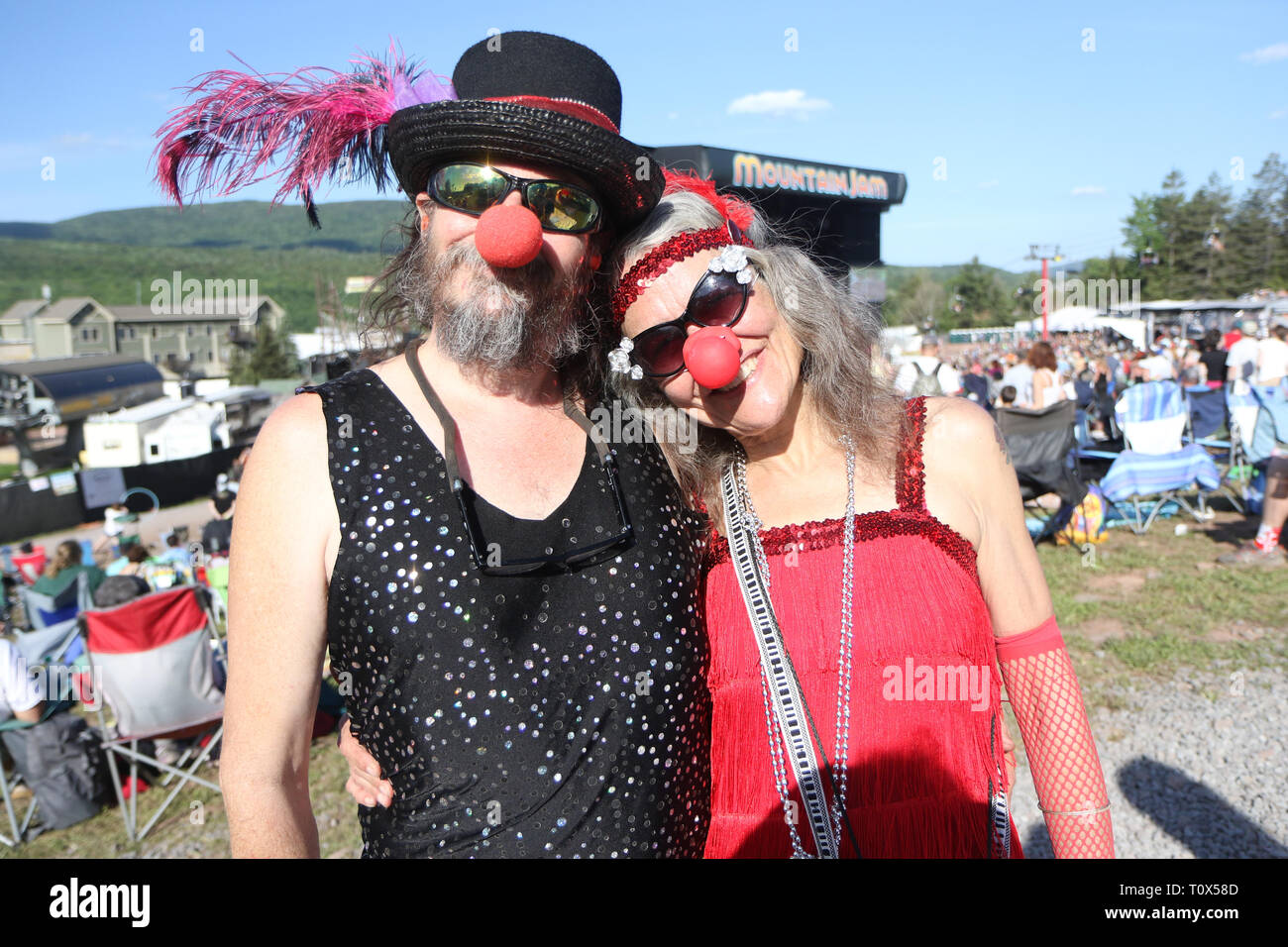 Das freundliche Paar ist um clowning am Mountain Jam Music Festival auf Hunter Ski Mountain in Jäger, New York gezeigt. Stockfoto