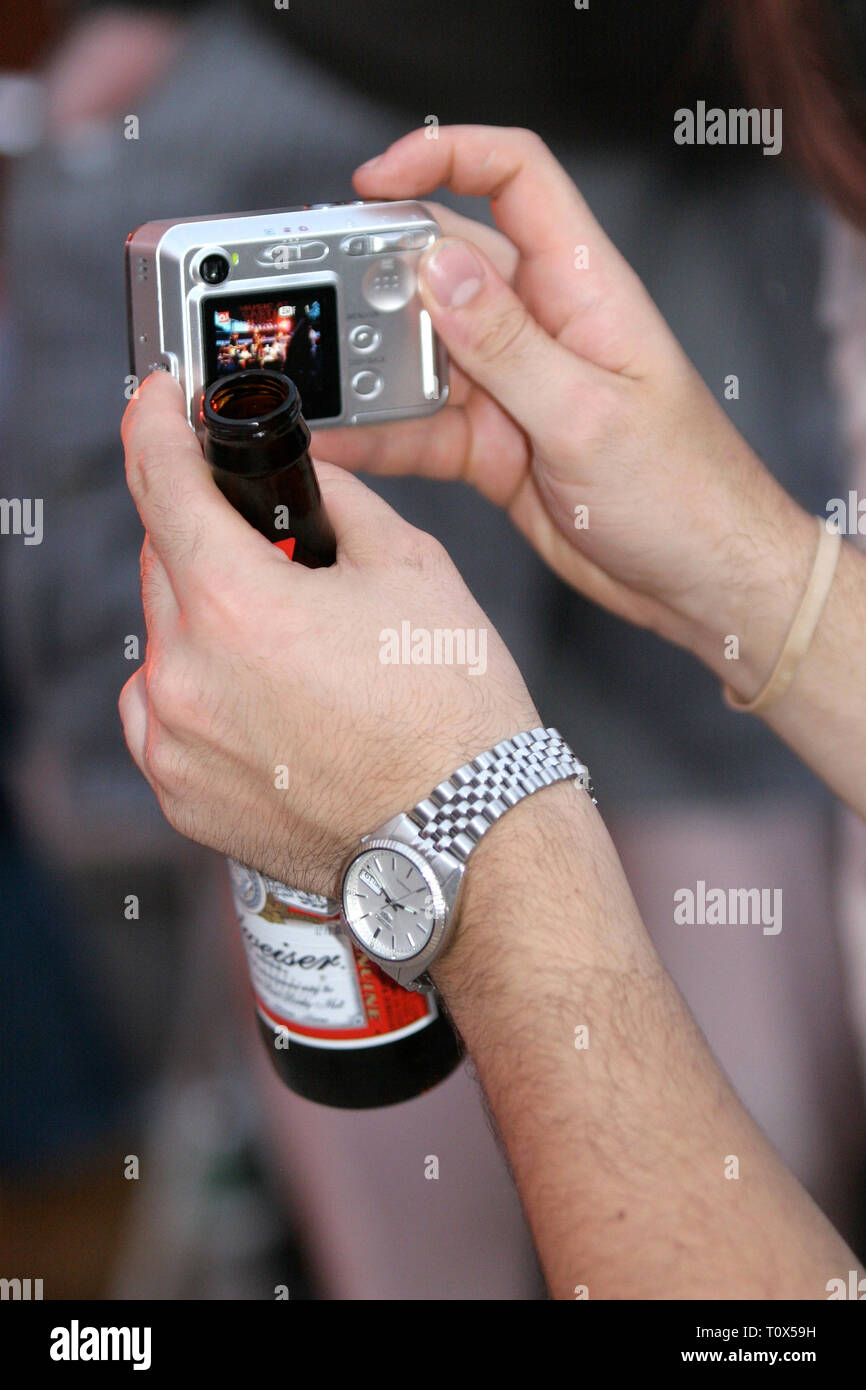 Ein Konzert fans gezeigt wird die Aufnahme eines Digitalfotos, während seine kalten Budweiser. Stockfoto