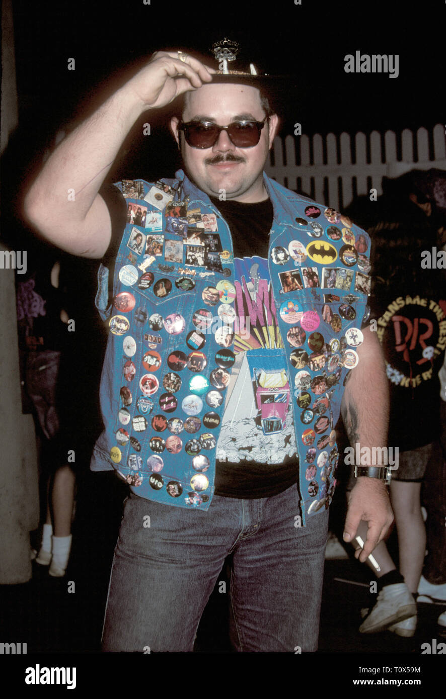 Ein Konzert fans gezeigt wird seine pin Collection anzeigen auf seine Weste an einem Konzert, Event. Stockfoto